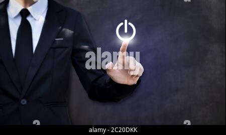 Geschäftsmann drückt ein-/aus-Taste. Konzept von Technologie, Internet und Business. Stockfoto
