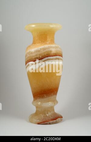 Vase aus Marmor Onyx auf einem neutralen Hintergrund Stockfoto