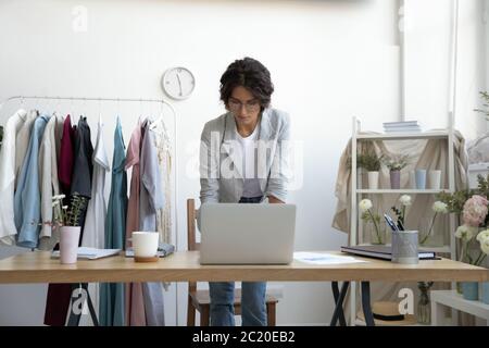 Junge Geschäftsfrau arbeiten auf Laptop-Beratung Client online Stockfoto