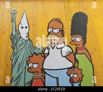 Mailand, Italien. Juni 2020. Italien, Mailand Alexandro Palombo Straßenkünstler neue Wandgemälde in Mailand mit dem Titel "Just because I am Black" in Erinnerung an den Tod von George Floyd, der die Simpson-Familie mit schwarzer Haut und neben der Freiheitsstatue mit der Kapuze des Ku Klux Klan Nella darstellt Foto: Arbeiten mit den Simpsons und Porträt von George Floyd Kredit: Unabhängige Fotoagentur/Alamy Live News Stockfoto