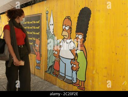 Mailand, Italien. Juni 2020. Italien, Mailand Alexandro Palombo Straßenkünstler neue Wandgemälde in Mailand mit dem Titel "Just because I am Black" in Erinnerung an den Tod von George Floyd, der die Simpson-Familie mit schwarzer Haut und neben der Freiheitsstatue mit der Kapuze des Ku Klux Klan Nella darstellt Foto: Arbeiten mit den Simpsons und Porträt von George Floyd Kredit: Unabhängige Fotoagentur/Alamy Live News Stockfoto