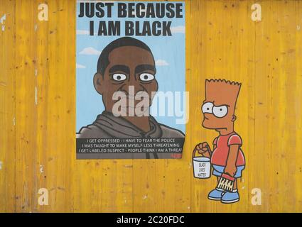 Mailand, Italien. Juni 2020. Italien, Mailand Alexandro Palombo Straßenkünstler neue Wandgemälde in Mailand mit dem Titel "Just because I am Black" in Erinnerung an den Tod von George Floyd, der die Simpson-Familie mit schwarzer Haut und neben der Freiheitsstatue mit der Kapuze des Ku Klux Klan Nella darstellt Foto: Arbeiten mit den Simpsons und Porträt von George Floyd Kredit: Unabhängige Fotoagentur/Alamy Live News Stockfoto