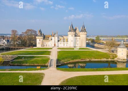 Frankreich, Loiret, Loire-Tal UNESCO-Weltkulturerbe Sully sur Loire, Chateau de Sully sur Loire, 14.-18. Jahrhundert, Schloss und Park (aeri Stockfoto