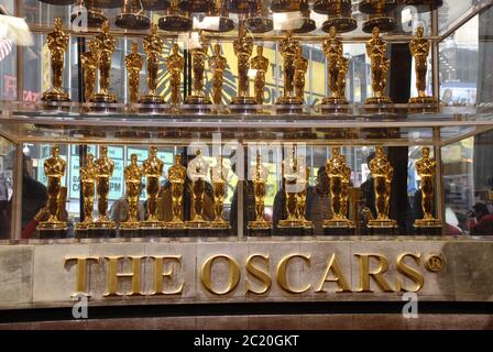 16. Juni 2020: FILE: Film's biggest night wird wegen der Coronavirus-Pandemie zum ersten Mal seit 40 Jahren verschoben. Die Academy of Motion Picture Arts and Sciences hat am Montag angekündigt, dass die 93. Oscars nicht mehr wie geplant am 28. Februar stattfinden werden. Stattdessen sagte der Vorstand der Gouverneure, dass die Show am 25. April 2021 stattfinden wird.BILD: 15. Februar 2008, New York, NY, USA: Einige der 50 neuen Oscar-Statuetten, die in einer zukünftigen Academy Awards-Zeremonie präsentiert werden, die für "Meet the Oscars: Die 50 Golden Statuettes''' in den Times Square Studios. (Kredit Stockfoto