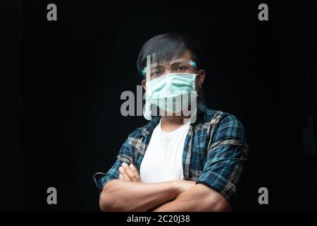 Mann trägt einen Gesichtsschutz und Maske für Ausbruch Coronavirus oder Covid-19, New Normal Konzept Stockfoto