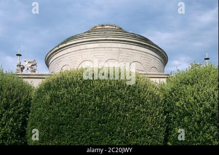 Tempio Voltiano Museum hinter Hecken, Como, Italien Stockfoto