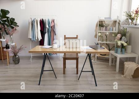 Leerer Home Office Arbeitsplatz mit gemütlicher Innenarchitektur Stockfoto