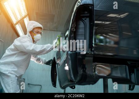 Der Experte malt das Auto im Lackierraum. Stockfoto