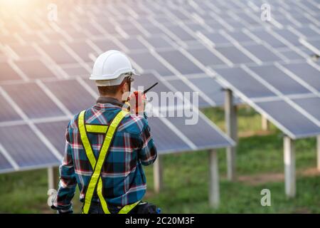 Portrait Elektroingenieure, Solarenergie Betrieb und Funkkommunikation Befehl. Stockfoto