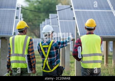 Engineering-Team Inspektion und Reparatur von Solarzellen auf Solarparks Produktion Stromversorgung Stockfoto