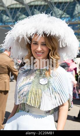 Ascot, Berkshire, Großbritannien. Juni 2018. Nazer Bullen sah elegant aus in ihrem großen grauen Federhut am 4. Tag von Royal Ascot. Quelle: Maureen McLean/Alamy Stockfoto