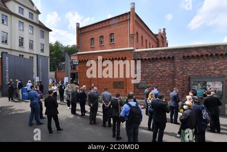 16. Juni 2020, Thüringen, Erfurt: Die Gedenkveranstaltung am 17. Juni 1953 findet in der Gedenkstätte Andreasstraße statt. Vor 67 Jahren gab es in der DDR einen Volksaufstand, der unter anderem wegen der schlechten Versorgungslage blutig unterdrückt wurde. Die sowjetische Armee benutzte auch Panzer. Foto: Martin Schutt/dpa-Zentralbild/dpa Stockfoto