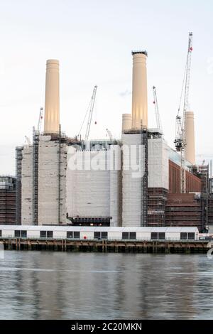 Battersea Kraftwerk, Entwicklung und Umbau an der Flussfront Stockfoto