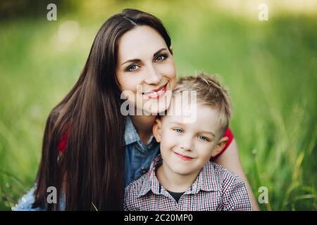 Portrait von Happy fröhliche Mutter und Sohn im Sommer Garten posieren. Stockfoto