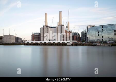 Battersea Kraftwerk, Entwicklung und Umbau an der Flussfront Stockfoto