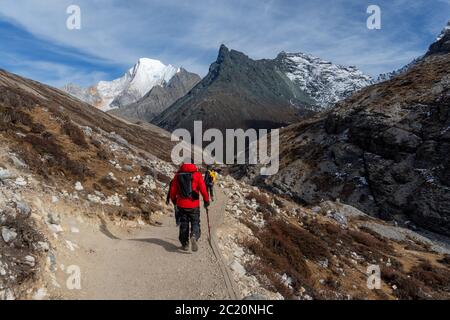 Der Reisende zu Fuß zum Schnee Bergkette Yading Nature Reserve von China. Stockfoto