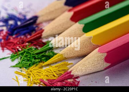 Buntstifte mit Abspan nach dem Schärfen von Nahaufnahmen, Makro Stockfoto