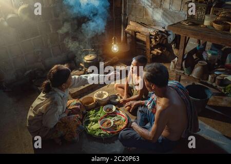 Thai Familie Vater Mutter und Sohn Abendessen zusammen Lebensstile der Menschen im ländlichen Thailand Stockfoto