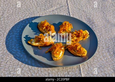 Eine schöne süße hausgemachte Kuchen mit Sahne und Aprikose auf einem Teller serviert. Stockfoto
