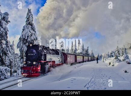 Die alte Dampfeisenbahn, die die deutschen verschneiten Wälder des harzes durchquert. Stockfoto