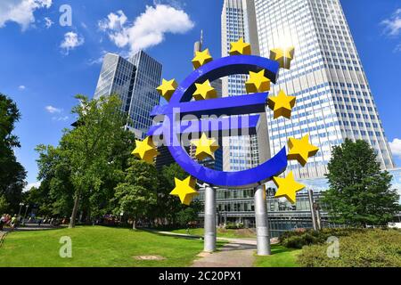 Frankfurt am Main / Deutschland - Juni 2020: Großes Euro-Zeichen am Wolkenkratzer der Europäischen Zentralbank in Frankfurt Stockfoto