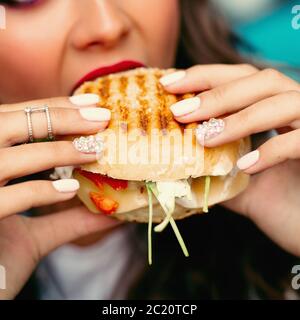 Konzentrieren Sie sich auf Mädchen Hände mit perfekten Maniküre hält köstliche cr Stockfoto