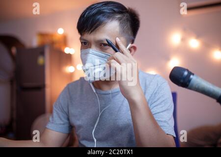 Neue Normalität des Inhalts Schöpfer Tragen Maske von zu Hause aus durch Coronavirus oder Covid-19 betroffen Stockfoto