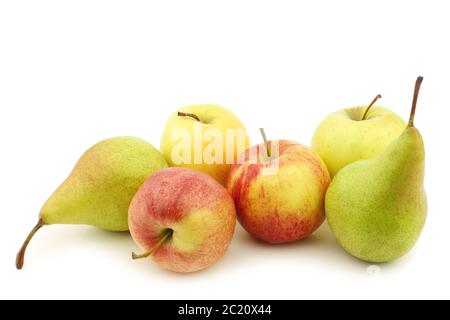 Ein Bündel Äpfel und Birnen auf weißem Hintergrund Stockfoto