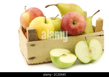 Frisch geerntete Birnen und Äpfel in einer Holzkiste auf weißem Hintergrund Stockfoto