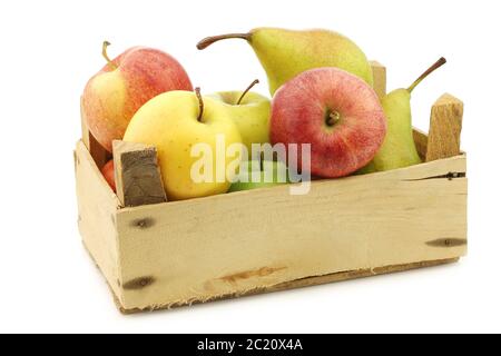 Frisch geerntete Birnen und Äpfel in einer Holzkiste auf weißem Hintergrund Stockfoto