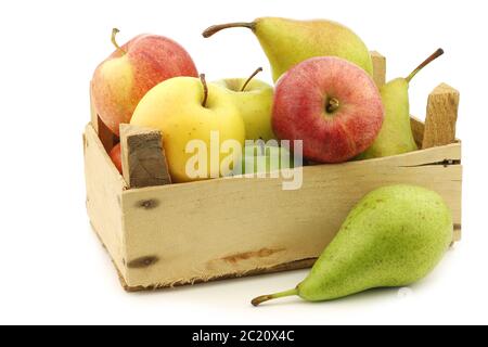 Frisch geerntete Birnen und Äpfel in einer Holzkiste auf weißem Hintergrund Stockfoto