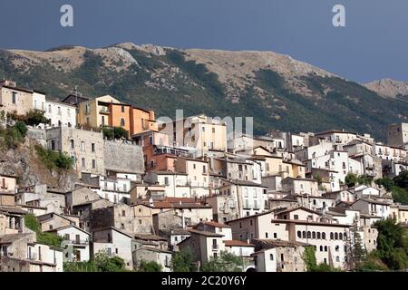 Pettorano sul Gizio Berghäuser in der Provinz L'Aquila, Abruzzen Italien. Stockfoto