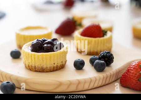 Mini-Käsekuchen mit Heidelbeere, Brombeere und Erdbeere Stockfoto
