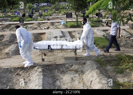 Dhaka, Bangladesch. Juni 2020. Freiwillige tragen die Leiche eines Opfers des Coronavirus für die Beerdigung auf dem Friedhof Rayer Bazar in Dhaka. Kredit: MD Mehedi Hasan/ZUMA Wire/Alamy Live Nachrichten Stockfoto