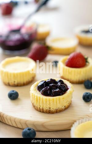 Mini-Käsekuchen mit Heidelbeere, Brombeere und Erdbeere Stockfoto