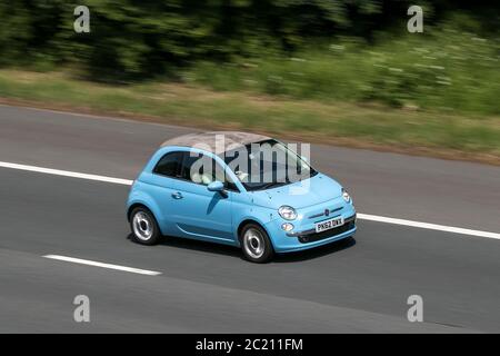 2012 Fiat 500 C Lounge Blaues Auto Cabriolet Benzin Fahren auf der Autobahn M6 bei Preston in Lancashire, Großbritannien Stockfoto