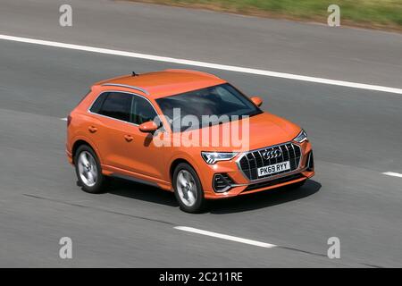 2019 Audi Q3 S Line 35 TDI Quattro Orange Car SUV Diesel Fahren auf der M6 bei Preston in Lancashire, Großbritannien Stockfoto