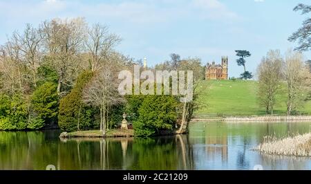 Panoramablick auf den Octagon Lake in Stowe, Buckinghamshire, Großbritannien Stockfoto