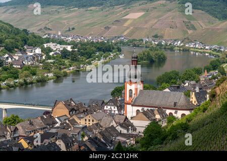 Blick auf die Mosel und den Ort Zell, Rheinland-Pfalz, Deutschland Blick auf die Mosel und die Stadt Zell, Rheinland-Pfalz, Deutschland Stockfoto