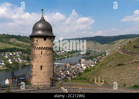 Pulverturm, die Mosel und der Ort Zell, Rheinland-Pfalz, Deutschland Pulverturm, Mosel und die Stadt Zell, Rheinland-Pfalz, Germ Stockfoto