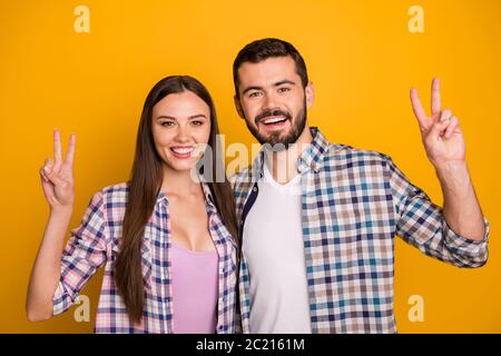 Foto charmante Dame gut aussehend Kerl paar toothy lächelnd Umarmung zeigt V-Zeichen Symbole freundliche Menschen sehen Freunde Unternehmen tragen lässige karierten Hemden Stockfoto