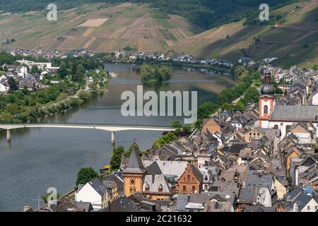 Blick auf die Mosel und den Ort Zell, Rheinland-Pfalz, Deutschland Blick auf die Mosel und die Stadt Zell, Rheinland-Pfalz, Deutschland Stockfoto