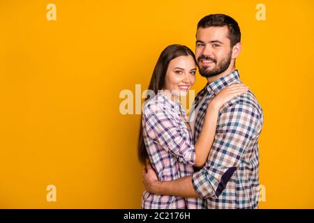 Portrait von verträumt leidenschaftlichen Ehegatten Umarmung Kuscheln Genießen valentinstag Datum Copyspace tragen karierte Kleidung isoliert über hellen Glanz Farbe Stockfoto