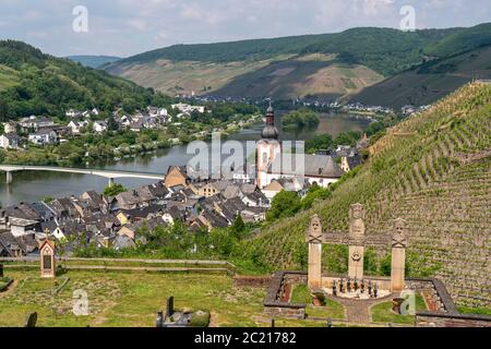 Blick auf die Mosel und den Ort Zell, Rheinland-Pfalz, Deutschland Blick auf die Mosel und die Stadt Zell, Rheinland-Pfalz, Deutschland Stockfoto