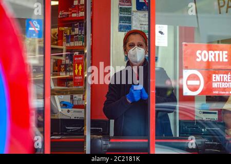 Käufer mit Schutzmaske, in Pas de la Casa, Andorra Stockfoto
