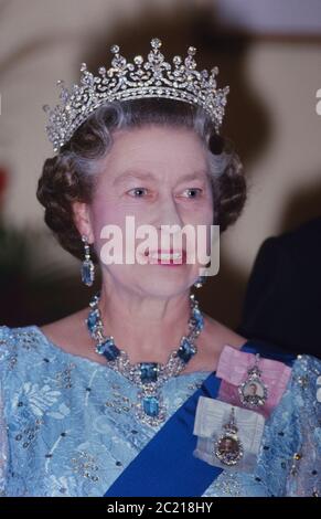 Königin Elizabeth II tragen volle Abendkleid, Tiara und Juwelen an einem Anlass in Barbados. 1989 Stockfoto