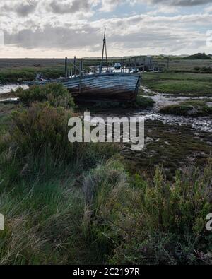 Verlassene Fischerboot in Thornham Old Harbour in Norfolk i.. Thornham, Juni 2020 Stockfoto