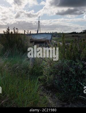 Verlassene Fischerboot in Thornham Old Harbour in Norfolk ii. Thornham, Juni 2020 Stockfoto