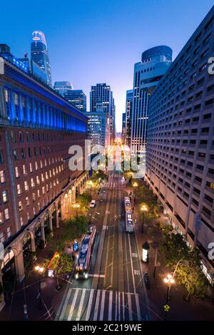 Luftpanoramic-Ansicht der Skyline von San Francisco und der Market Street in der Dämmerung mit City Lights, Kalifornien, USA Stockfoto