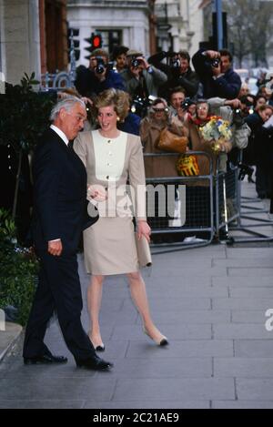 DIANA, PRINZESSIN VON WALES ALS SCHIRMHERRIN, NIMMT AN DER UNTERSTÜTZUNG DES GEALTERTEN INDUSTRIE- UND HANDELSESSEN IM CLARIDGES IN LONDON, GROSSBRITANNIEN, TEIL. April 1989. Stockfoto